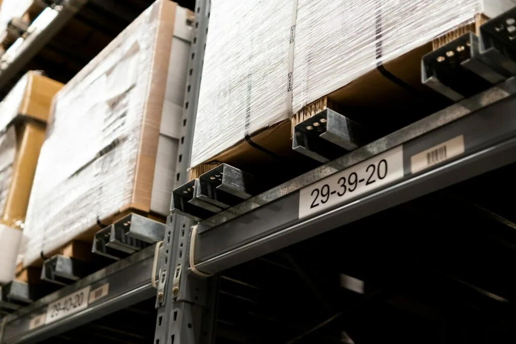 Efficient warehouse storage with multi-level mezzanine